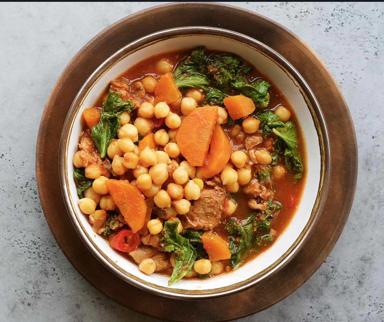 Guisos de garbanzos de bote con seitán, zanahoria, pimiento y kale